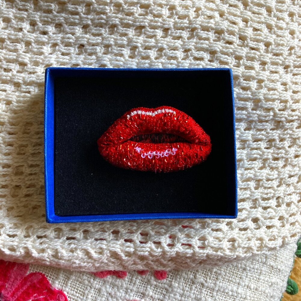 Trovelore Hot Lips Brooch